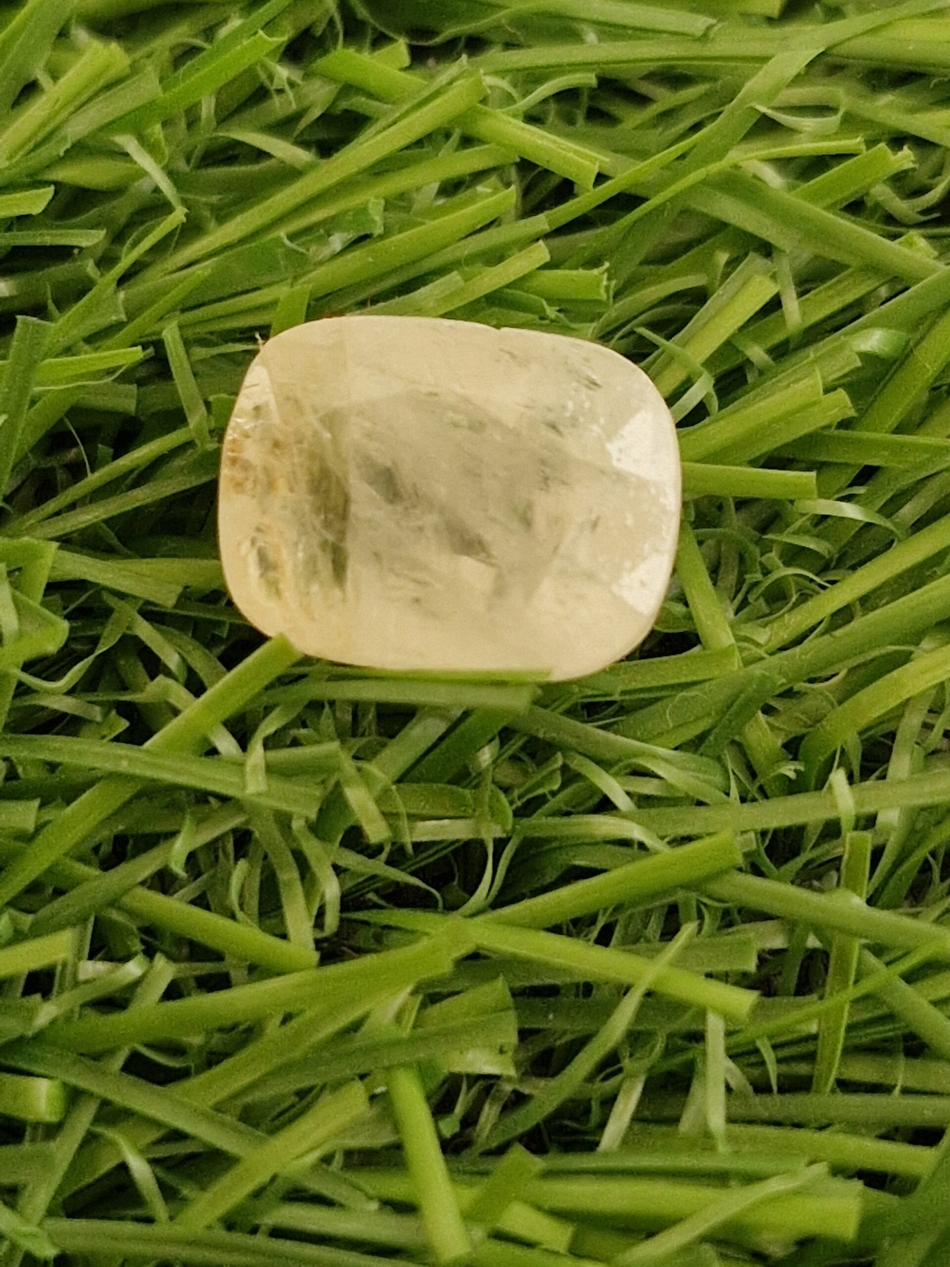 White Sapphire ie सफ़ेद पुखराज ( Sri Lanka )- Premium - 12.2 Ratti - Image 4